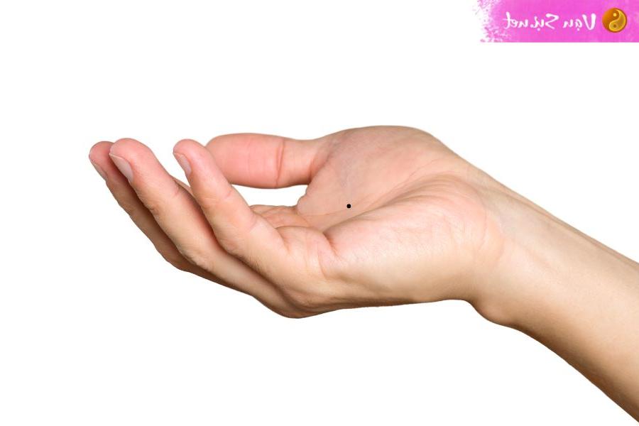 Nốt ruồi trong lòng bàn tay nam nữ tiết lộ điều gì?